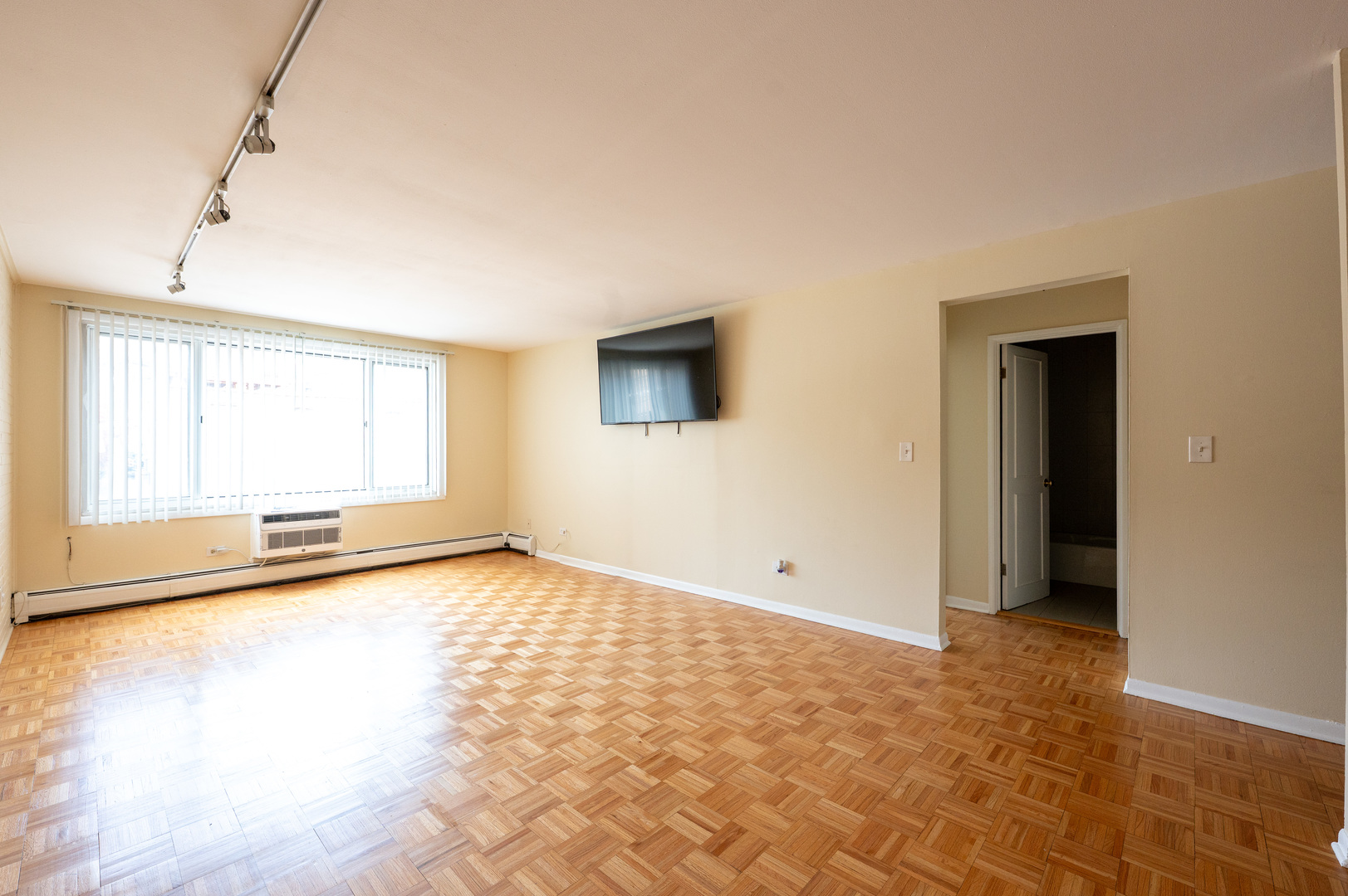 644 W Arlington Place 2G
