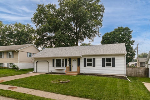 Photo of 2704 Wood Dale Avenue, Davenport, IA 52804 (MLS # 12709598)