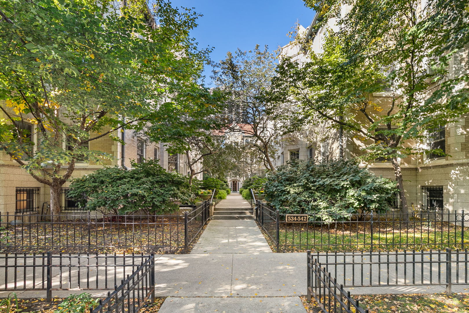538 W Brompton Avenue 1E