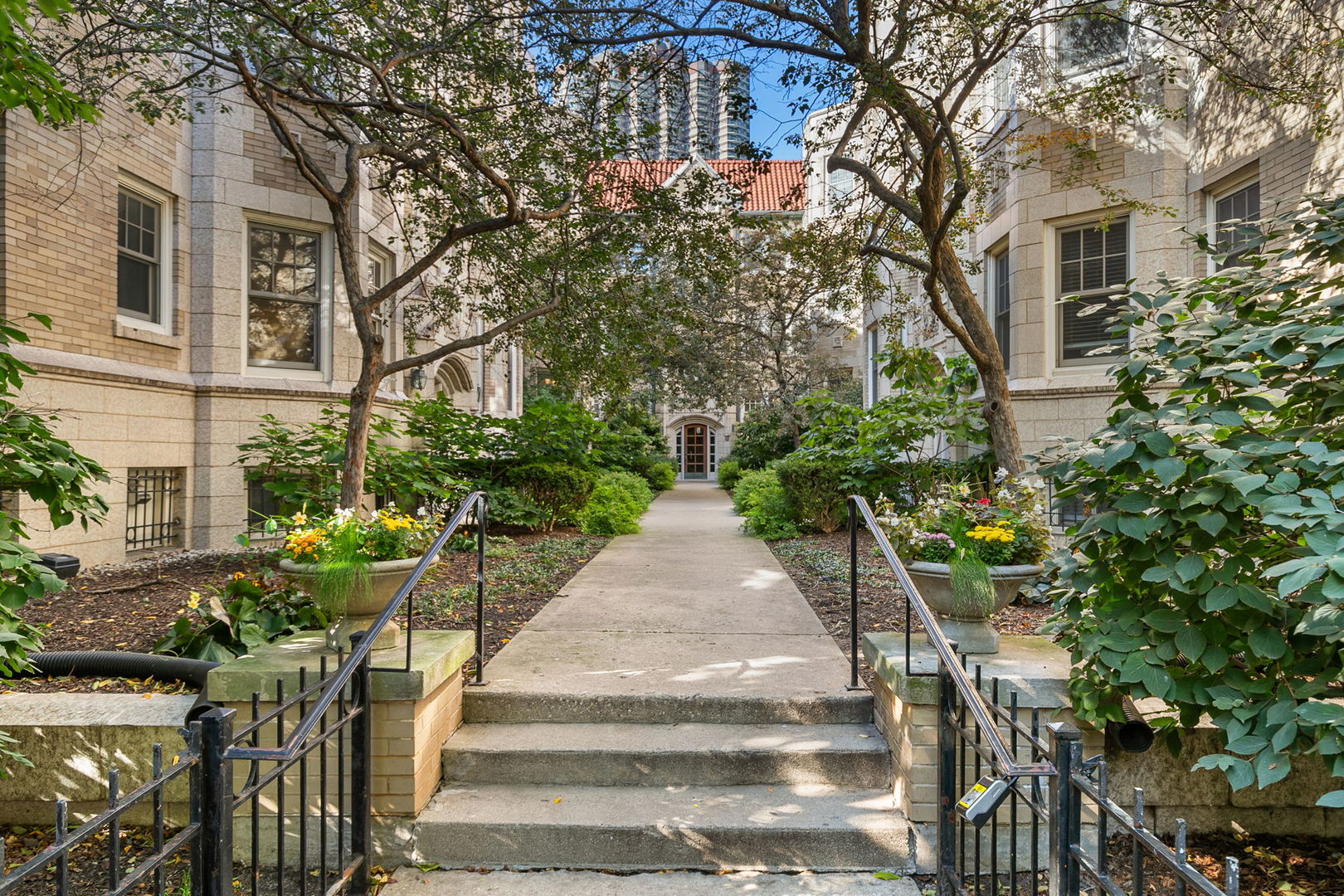 538 W Brompton Avenue 1E