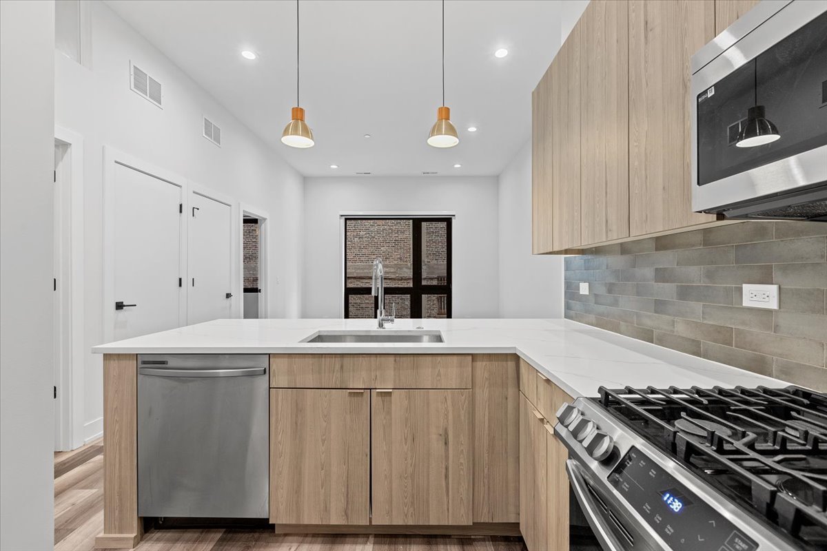 2317 N Clark Street 305