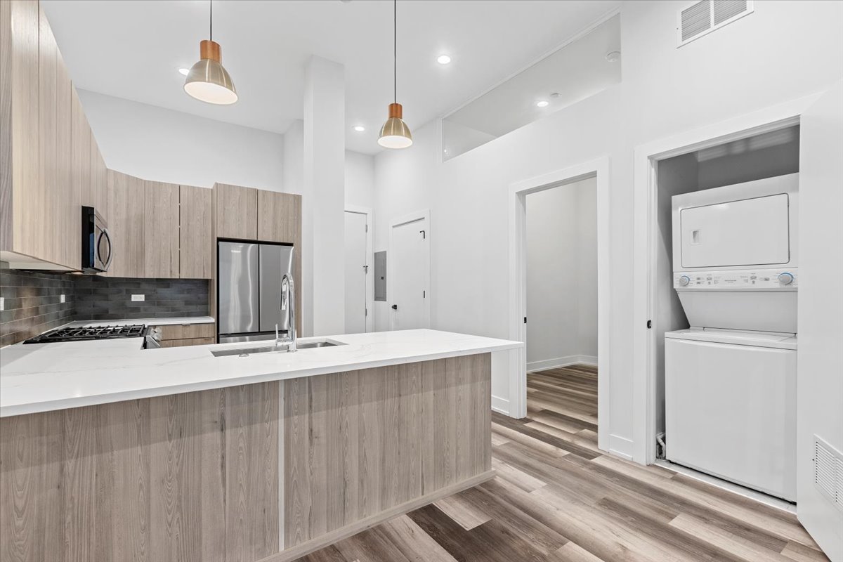 2317 N Clark Street 305
