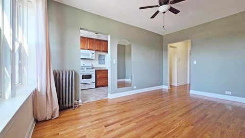 Tiny photo for 2333 W Farwell Avenue #3S, Chicago, IL 60645 (MLS # 12591385)