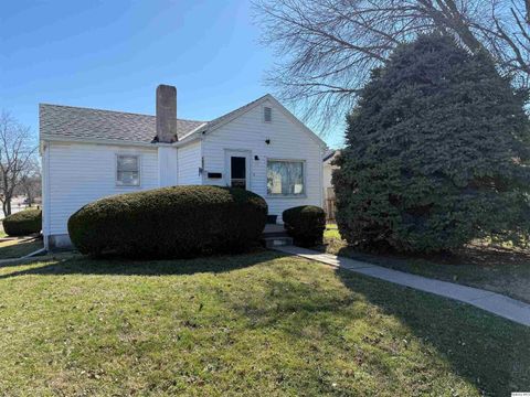 Tiny photo for 1930 Adams St, Quincy, IL 62301 (MLS # 12587633)