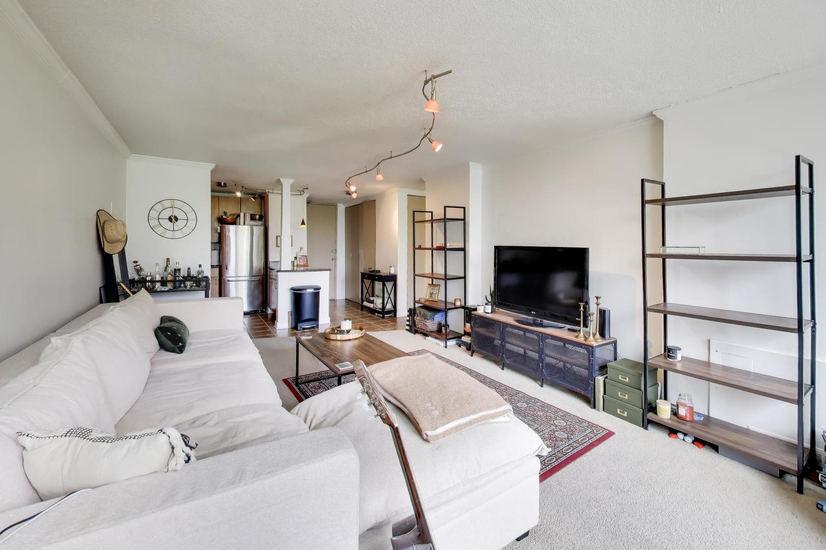 2728 N Hampden Court 501