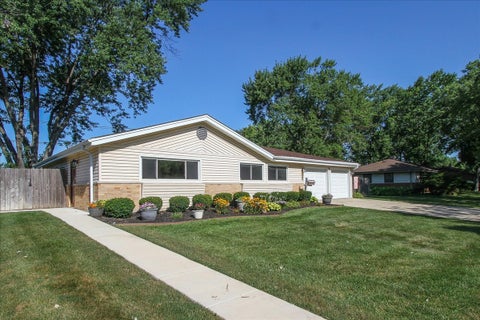 Photo of 130 WESTVIEW Street, Hoffman Estates, IL 60169 (MLS # 12720283)