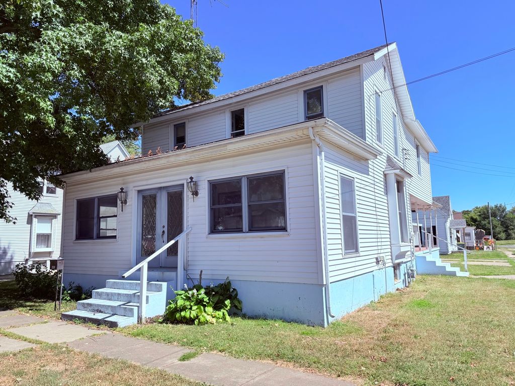 Photo for 402 N Madison Street, Clinton, IL 61727 (MLS # 12466368)