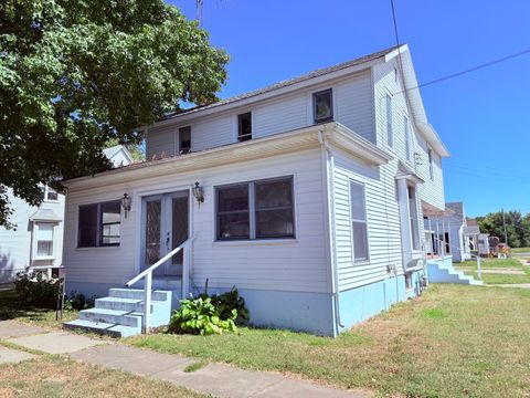 Photo of 402 N Madison Street, Clinton, IL 61727 (MLS # 12466368) Photo of 402 N Madison Street, Clinton, IL 61727 (MLS # 12466368)