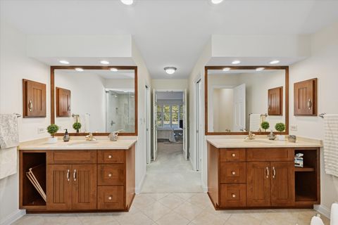 Tiny photo for 2 Tartan Lakes Circle, Westmont, IL 60559 (MLS # 12491691)
