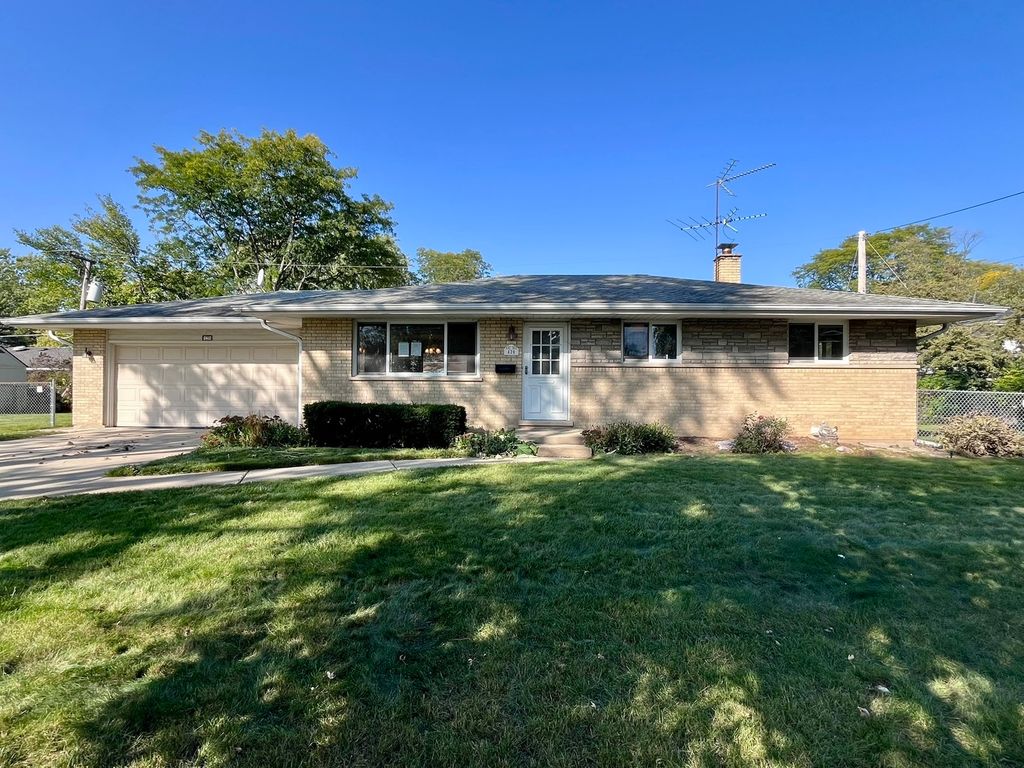 Photo for 420 W Millers Road, Des Plaines, IL 60016 (MLS # 12502860)