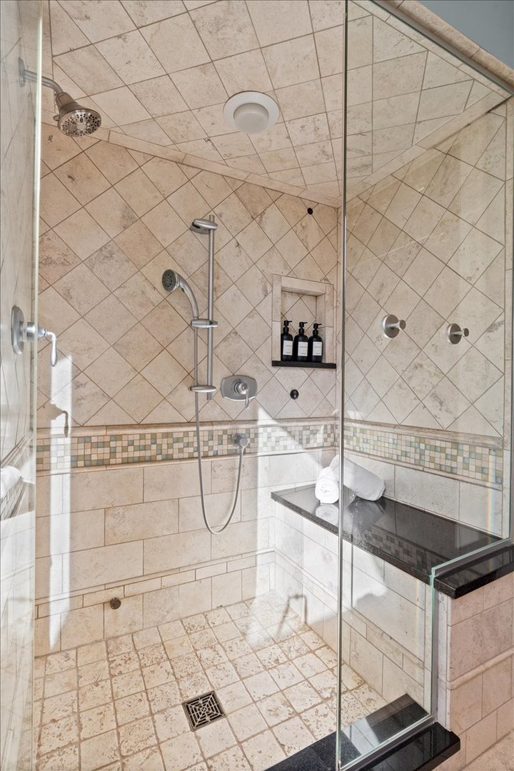 Evanston, Illinois 60201, United States, 4 Bedrooms Bedrooms, ,3 BathroomsBathrooms,Residential,Active,249830