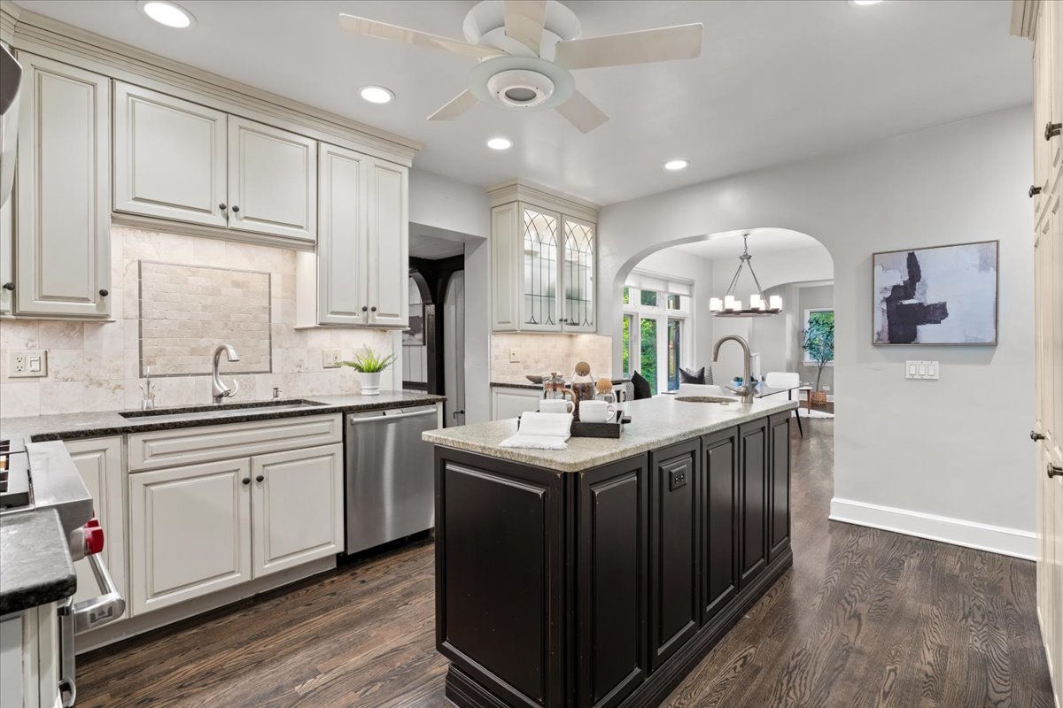 Evanston, Illinois 60201, United States, 4 Bedrooms Bedrooms, ,3 BathroomsBathrooms,Residential,Active,249830