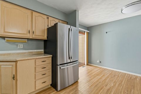 Tiny photo for 4704 9th Street #2, East Moline, IL 61244 (MLS # 100000333)