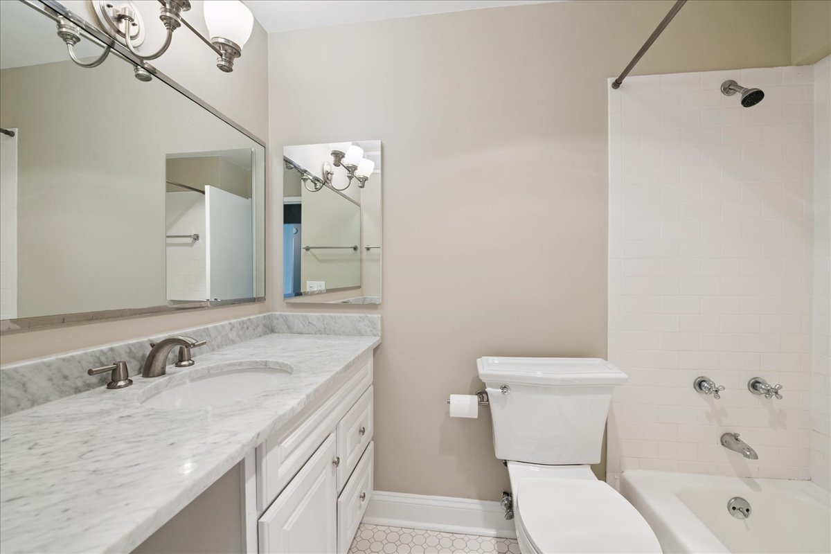 Chicago, Illinois 60610, United States, 1 Bedroom Bedrooms, ,1 BathroomBathrooms,Residential,Active,215988