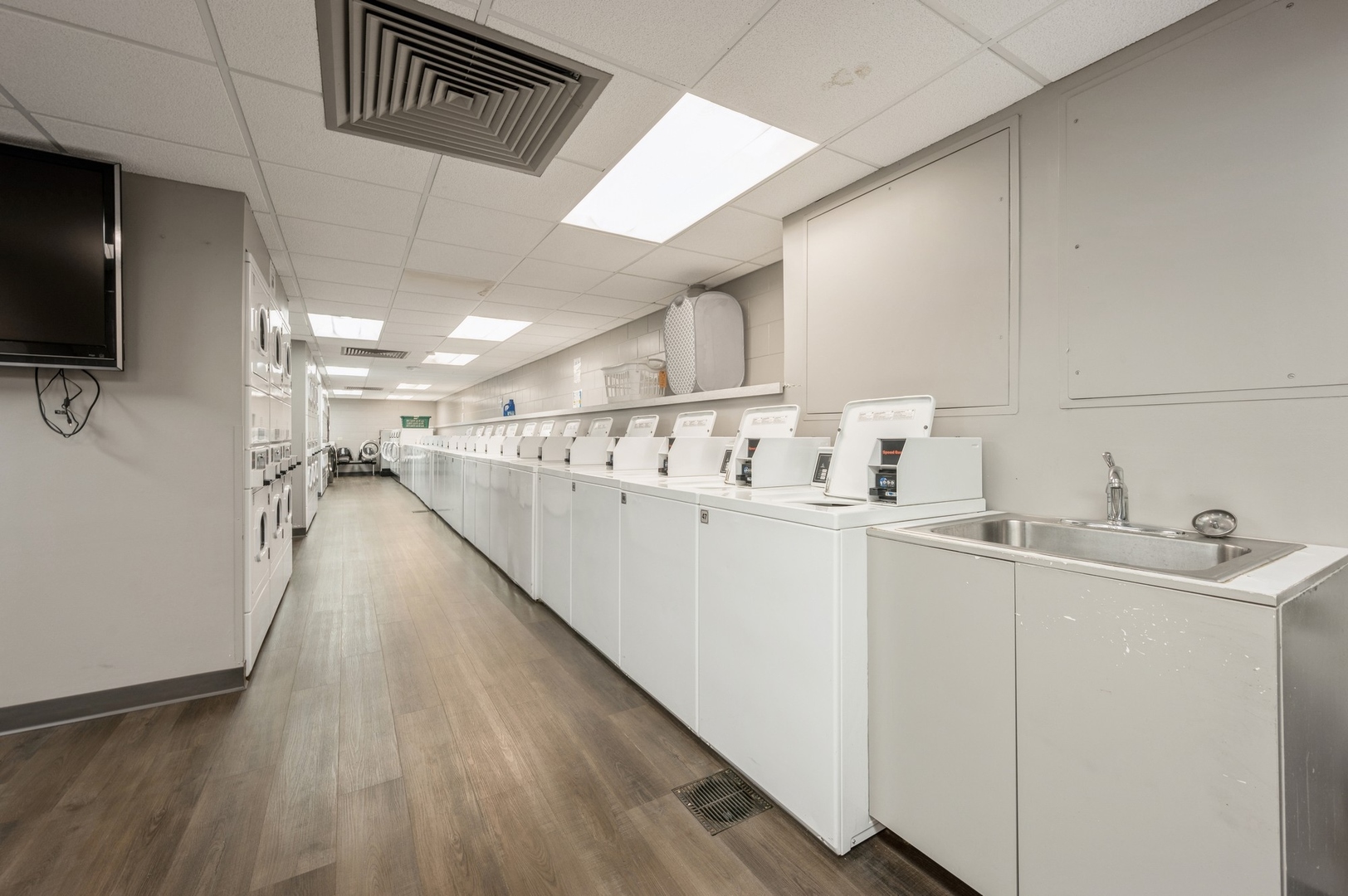 Chicago, Illinois 60610, United States, 1 Bedroom Bedrooms, ,1 BathroomBathrooms,Residential,Active,215988