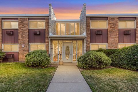 Tiny photo for 120A Collen Drive #105, Lombard, IL 60148 (MLS # 12497291)
