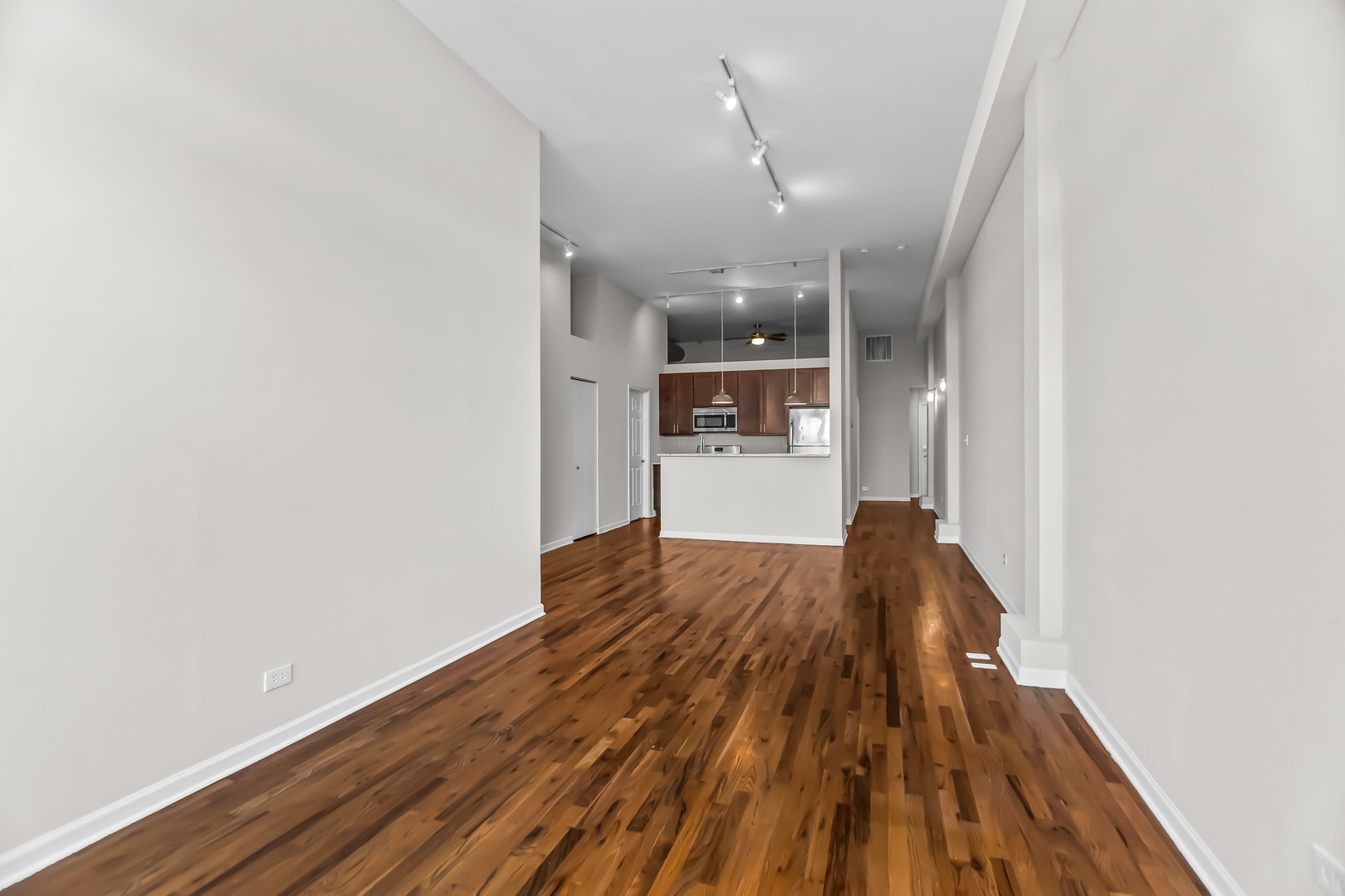 1542 N DAMEN Avenue 204