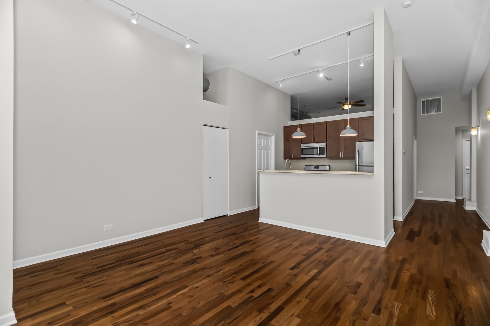 1542 N DAMEN Avenue 204