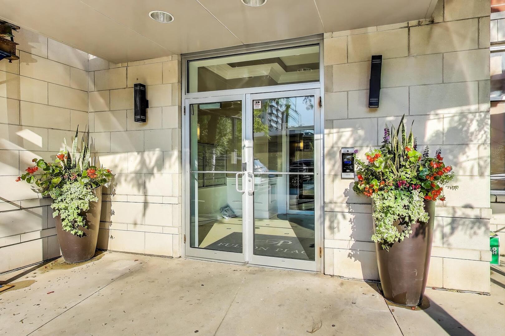 657 W FULTON Street 404