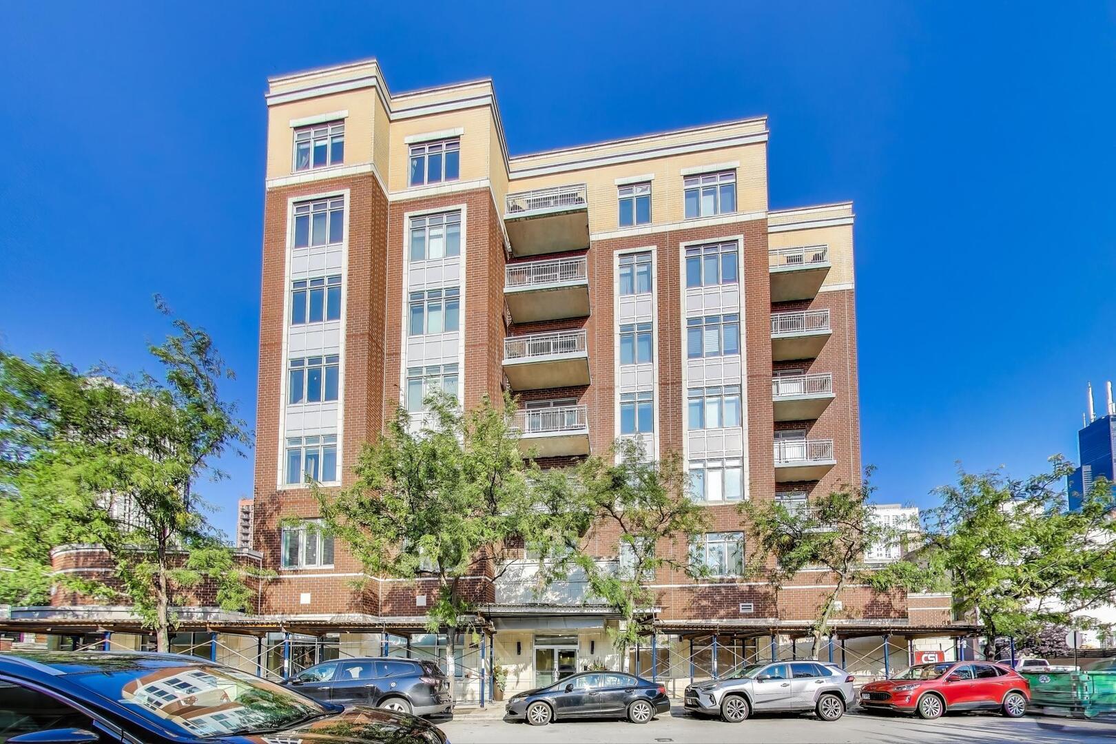 657 W FULTON Street 404