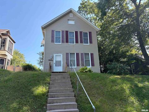 Photo of 1215 FARNAM Street, Davenport, IA 52803 (MLS # QC4267345)