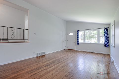 Tiny photo for 70 N Ridgemoor Avenue, Mundelein, IL 60060 (MLS # 12480082)