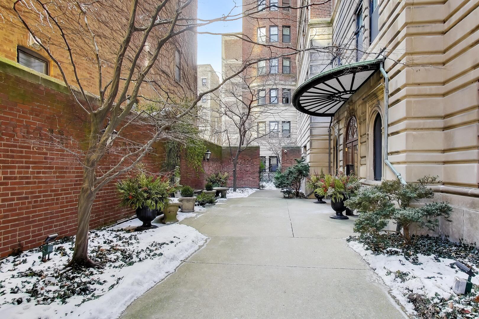 431 W Oakdale Avenue 1A