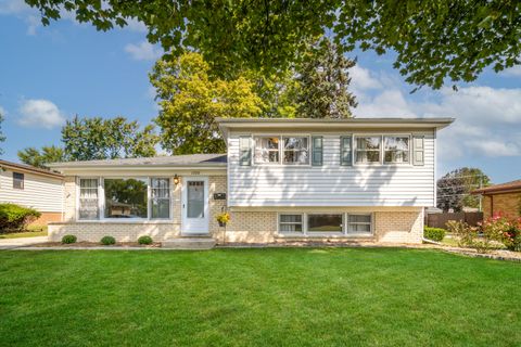Tiny photo for 1720 W Robbie Lane, Mount Prospect, IL 60056 (MLS # 12475442)
