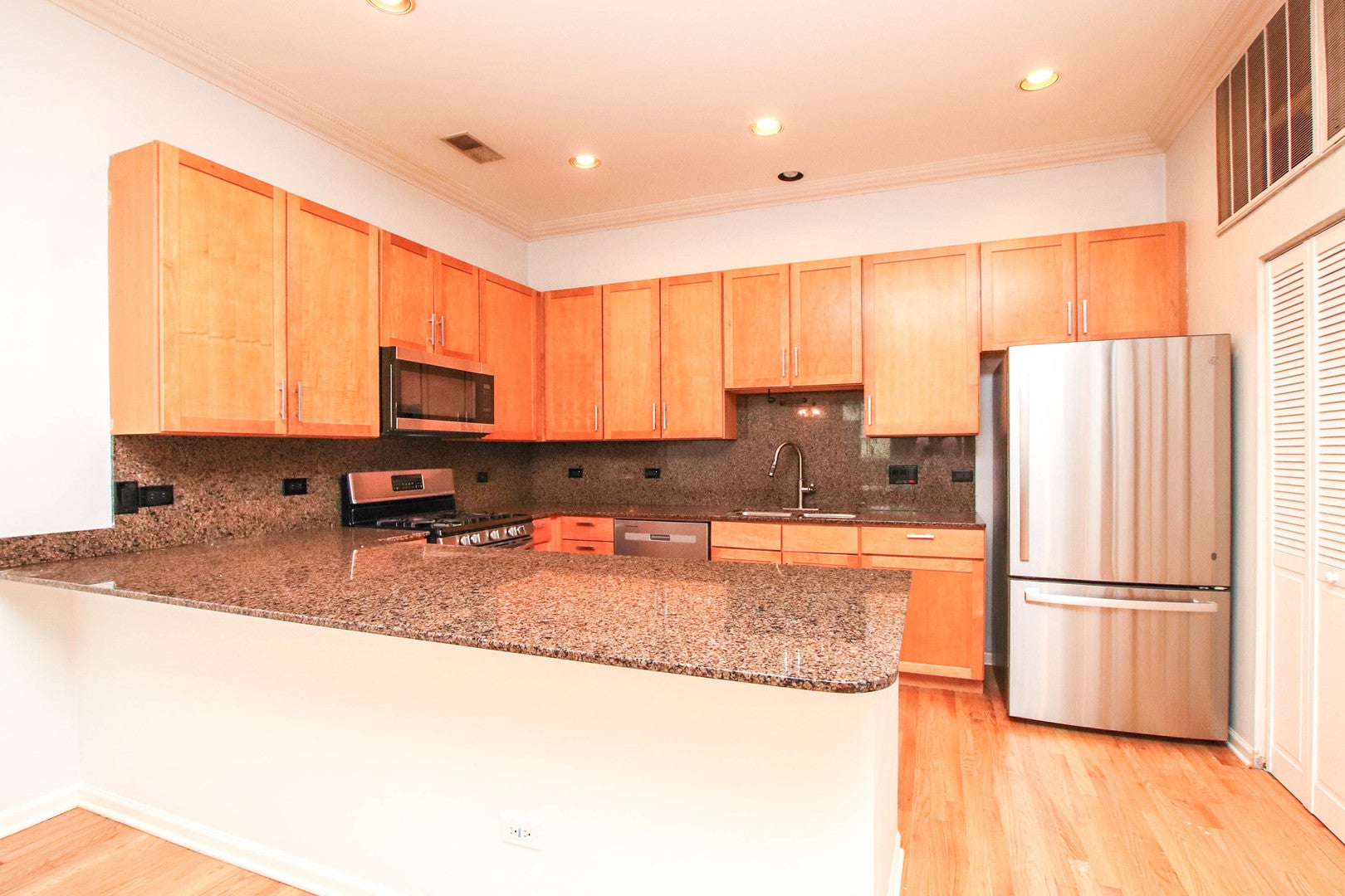 945 N Kingsbury Street 119