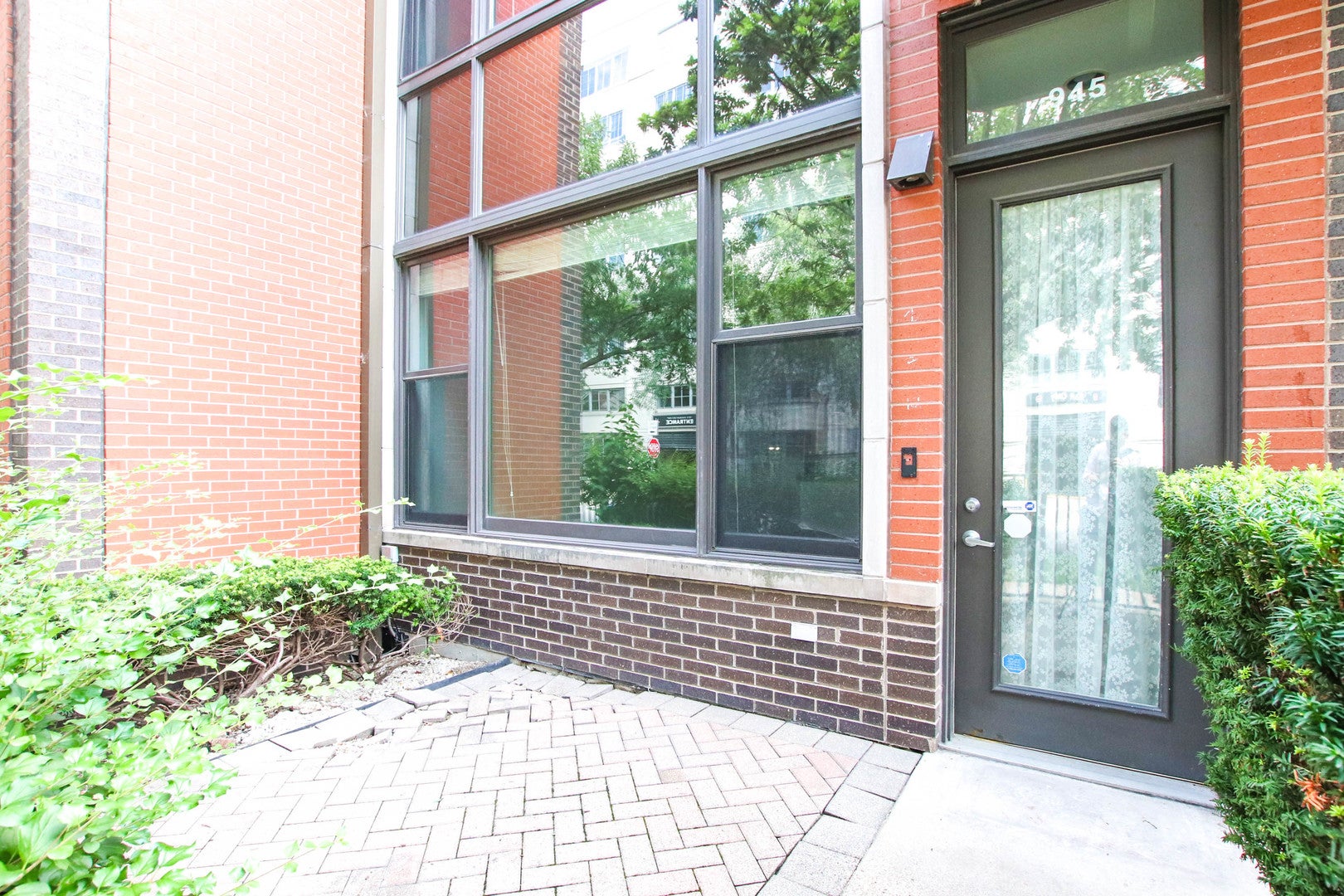 945 N Kingsbury Street 119