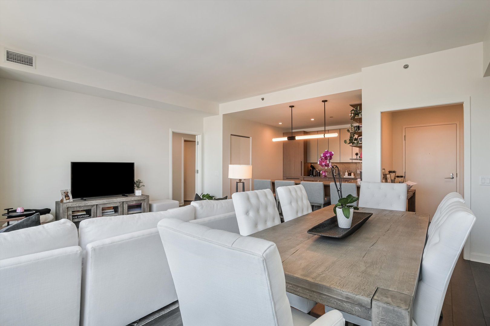 164 N Peoria Street 4004