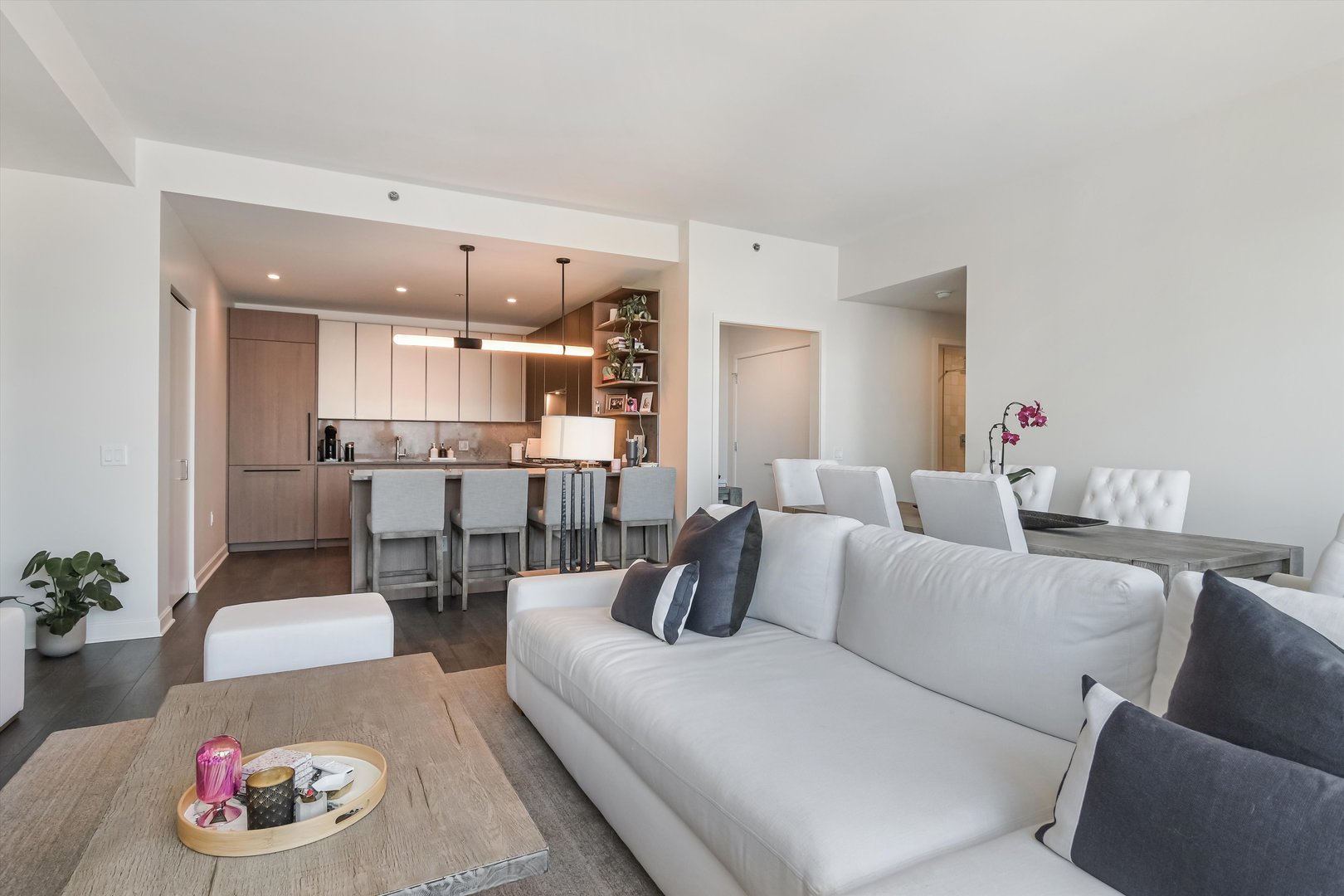 164 N Peoria Street 4004