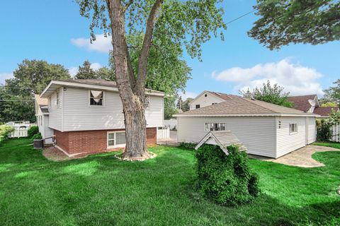 Tiny photo for 5613 W 84th Place, Burbank, IL 60459 (MLS # 12444437)