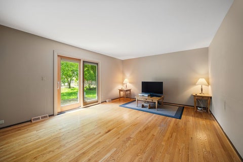Tiny photo for 2218 N Williamsburg Street, Arlington Heights, IL 60004 (MLS # 12712618)