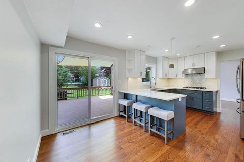 Tiny photo for 504 W Berkley Drive, Arlington Heights, IL 60004 (MLS # 12610720)