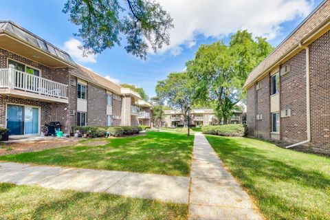 Tiny photo for 2410 N Kennicott Drive #2D, Arlington Heights, IL 60004 (MLS # 12477496)