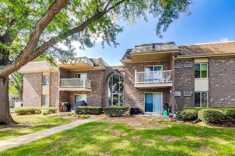Tiny photo for 2410 N Kennicott Drive #2D, Arlington Heights, IL 60004 (MLS # 12477496)