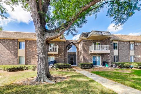 Tiny photo for 2410 N Kennicott Drive #2D, Arlington Heights, IL 60004 (MLS # 12477496)