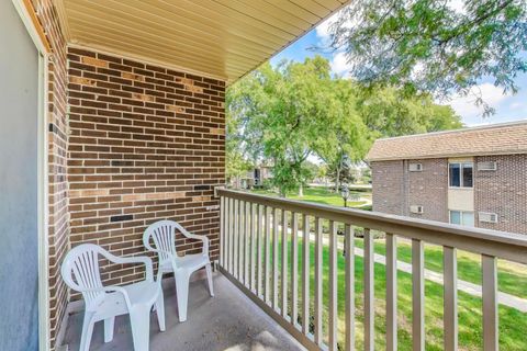Tiny photo for 2410 N Kennicott Drive #2D, Arlington Heights, IL 60004 (MLS # 12477496)