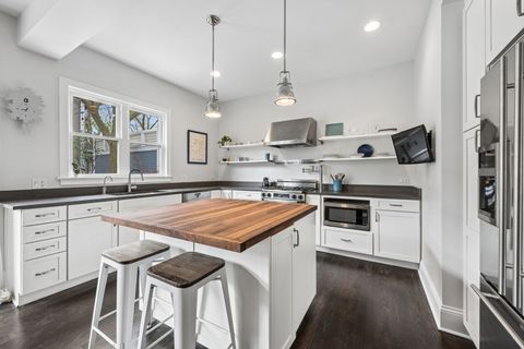 Tiny photo for 1463 W SUNNYSIDE Avenue, Chicago, IL 60640 (MLS # 12609597)