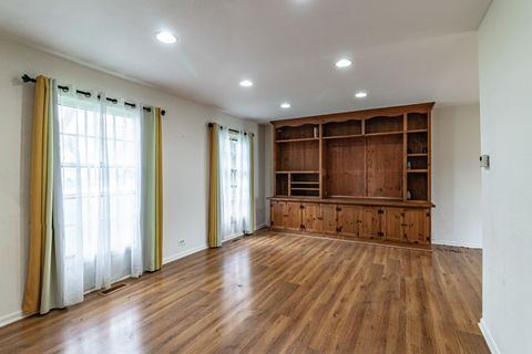 Tiny photo for 809 Thornton Lane, Buffalo Grove, IL 60089 (MLS # 12626392)