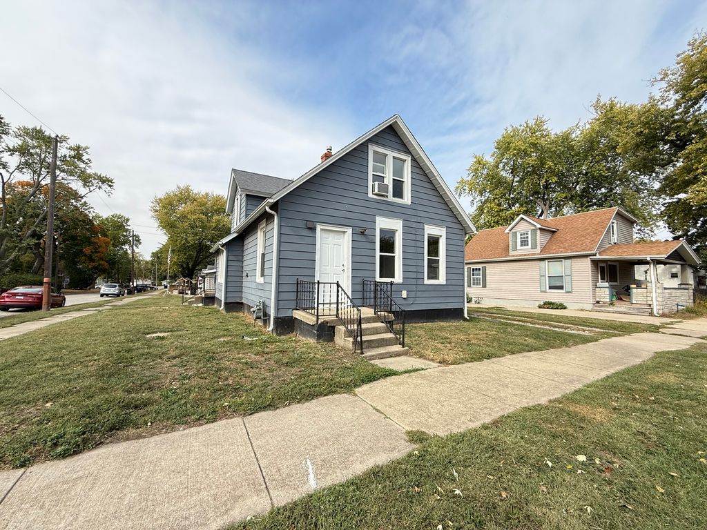 Photo for 1401 W Elm Street, Bloomington, IL 61701 (MLS # 12495577)