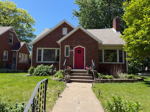 Photo of 1938 LeClaire Street, Davenport, IA 52803 (MLS # 12644389)
