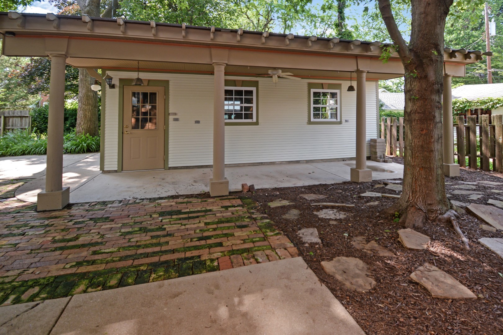 Bloomington, Illinois 61701, United States, 3 Bedrooms Bedrooms, ,2 BathroomsBathrooms,Residential,Contingent,158645