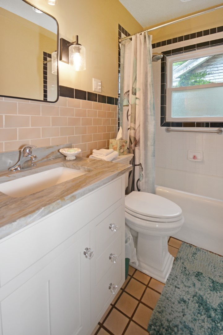 Bloomington, Illinois 61701, United States, 3 Bedrooms Bedrooms, ,2 BathroomsBathrooms,Residential,Contingent,158645