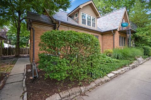 Tiny photo for 9 Harwood Place, Bloomington, IL 61701 (MLS # 12400592)