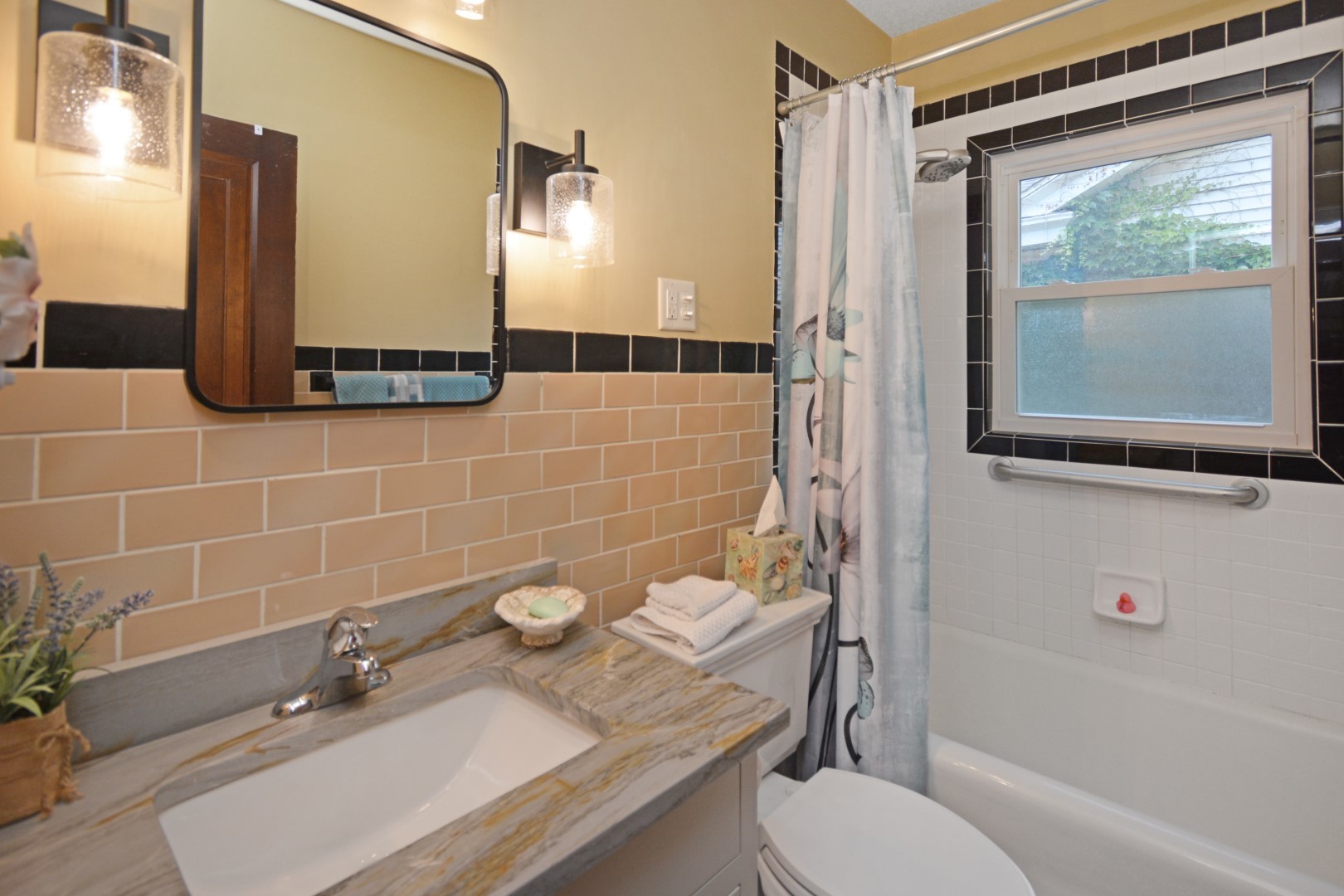 Bloomington, Illinois 61701, United States, 3 Bedrooms Bedrooms, ,2 BathroomsBathrooms,Residential,Contingent,158645