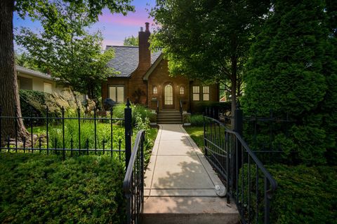 Tiny photo for 9 Harwood Place, Bloomington, IL 61701 (MLS # 12400592)