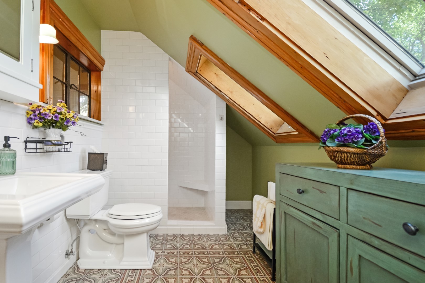 Bloomington, Illinois 61701, United States, 3 Bedrooms Bedrooms, ,2 BathroomsBathrooms,Residential,Contingent,158645