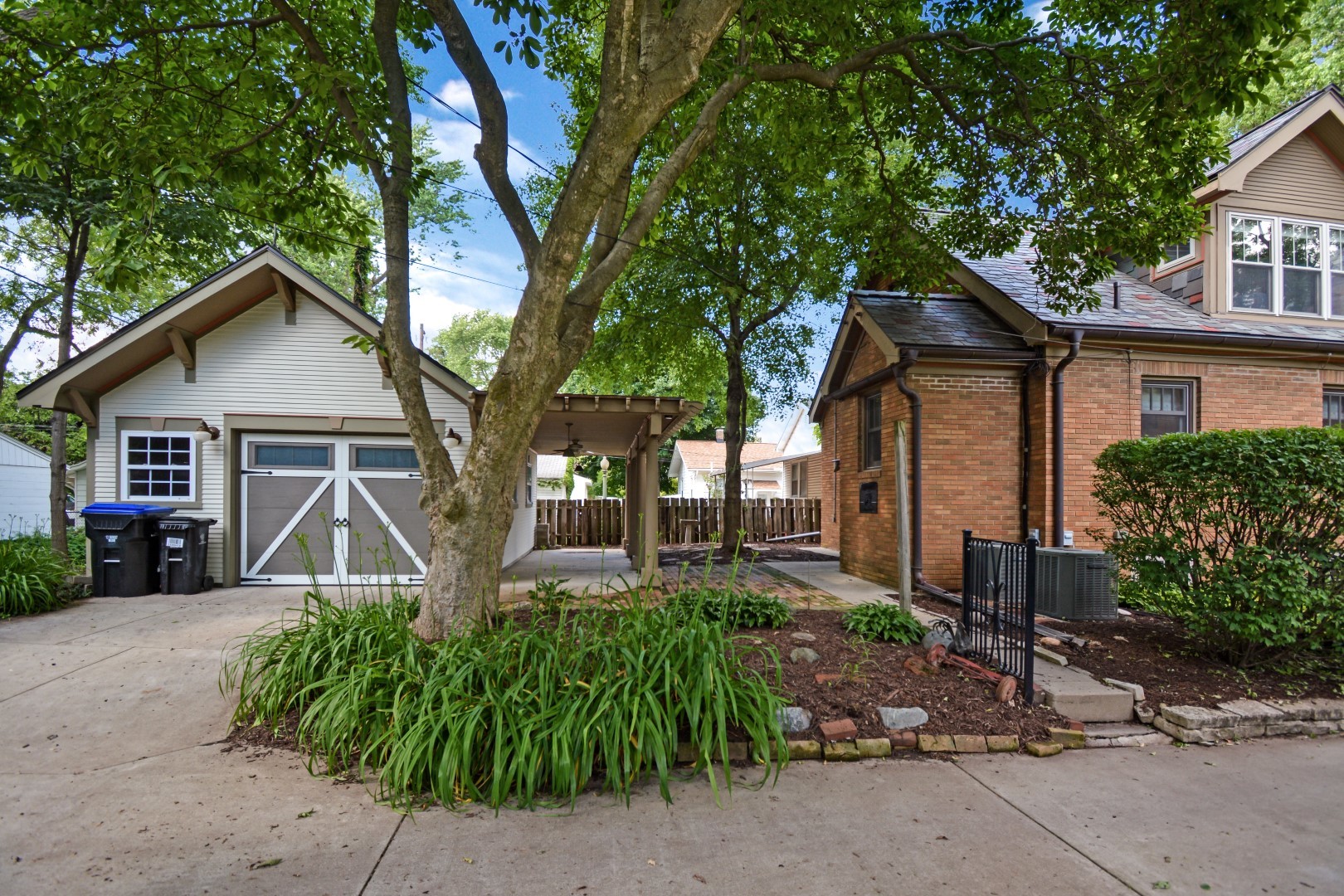 Bloomington, Illinois 61701, United States, 3 Bedrooms Bedrooms, ,2 BathroomsBathrooms,Residential,Contingent,158645